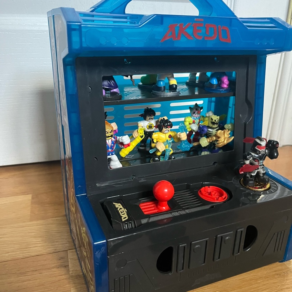 Akedo Ultimate Warriors Lot 21 Figures Controllers Battle Arena Arcade  Case - Picture 5 of 5